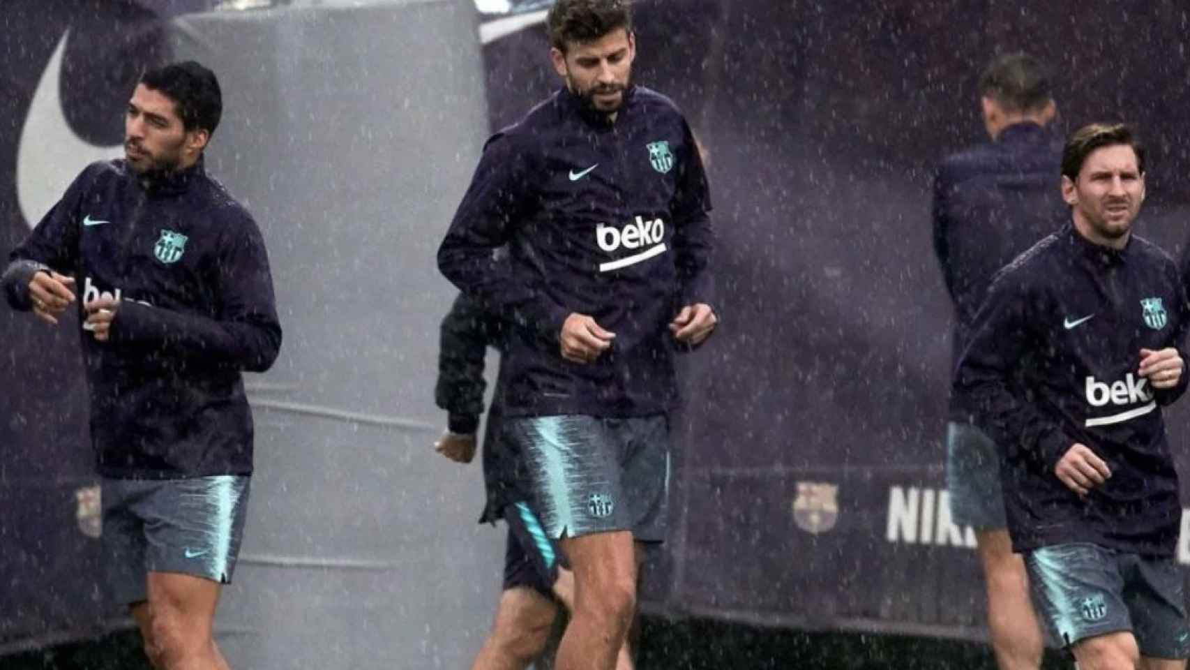 Una foto de Luis Suárez, Gerard Piqué y Leo Messi durante un entrenamiento del Barça / FCB