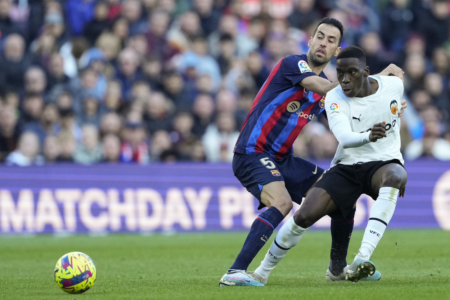 Ilaix Moriba, luchando con Busquets por un balón en el Barça Valencia / EFE