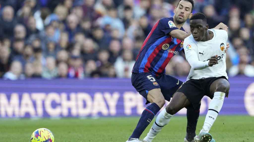 Ilaix Moriba, luchando con Busquets por un balón en el Barça Valencia / EFE