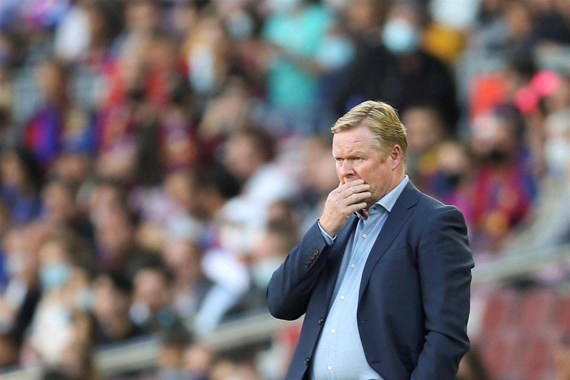 Ronald Koeman, cabizbajo durante el Barça-Real Madrid, fue increpado por varios aficionados al abandonar el Camp Nou / EFE