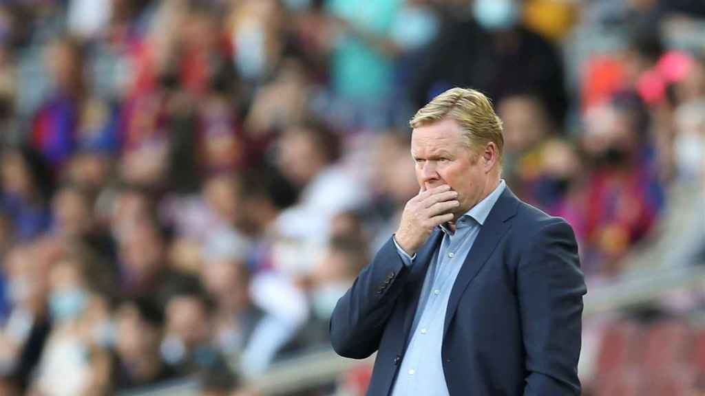 Ronald Koeman, cabizbajo durante el Barça-Real Madrid, fue increpado por varios aficionados al abandonar el Camp Nou / EFE