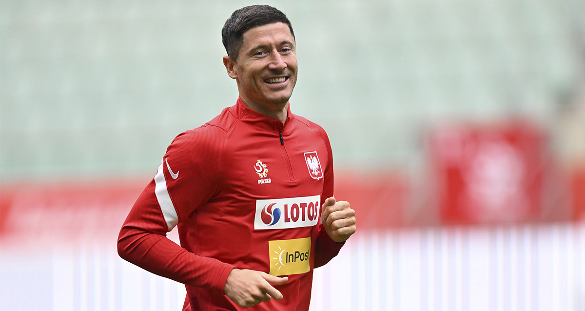 Robert Lewandowski, en un entrenamiento con Polonia, mientras espera salir del Bayern / EFE