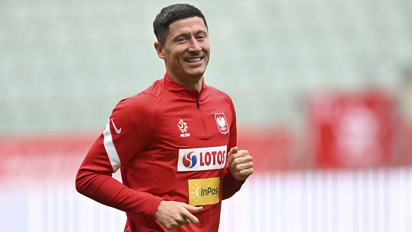 Robert Lewandowski, en un entrenamiento con Polonia, mientras espera salir del Bayern / EFE