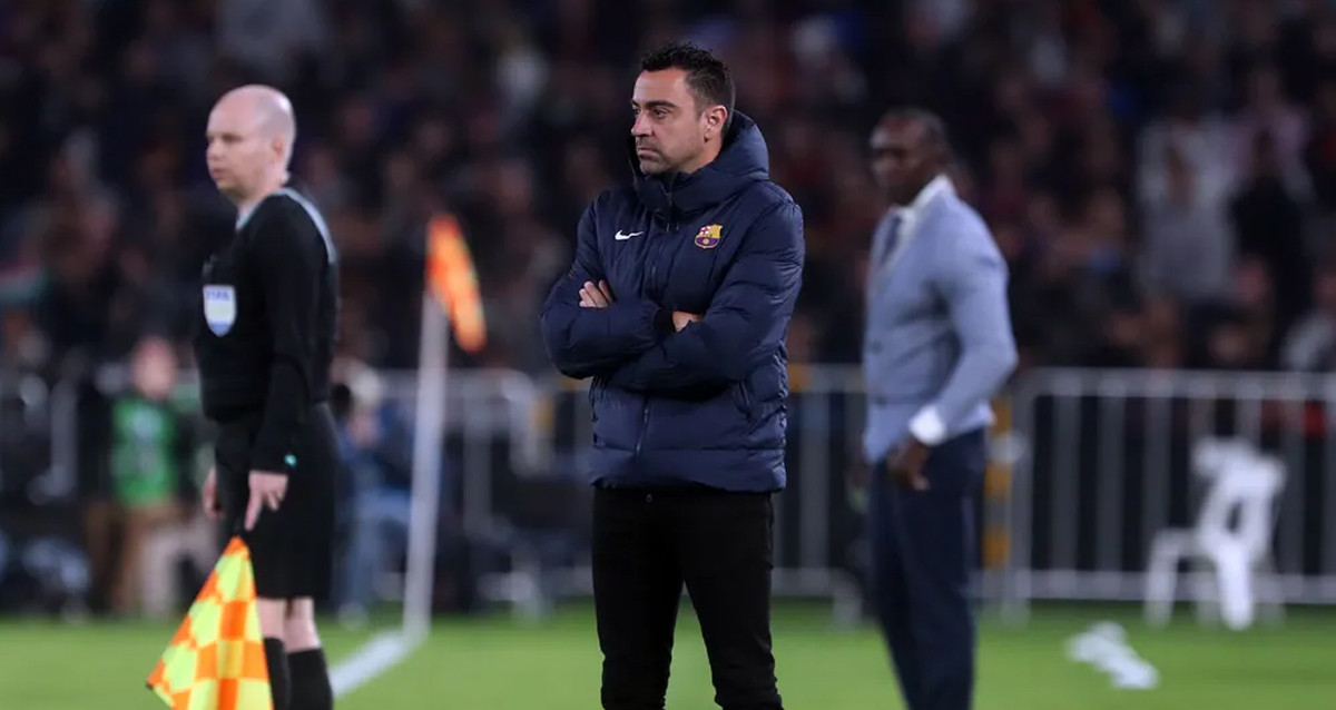 Xavi Hernández, de brazos cruzados, durante el amistoso del Barça en Australia / FCB