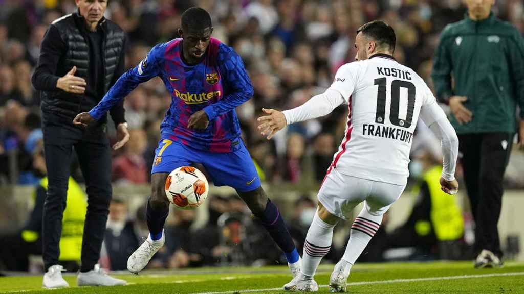 Ousmane Dembelé, encarando a Kostic, en el Barça contra Eintracht Frankfurt / EFE