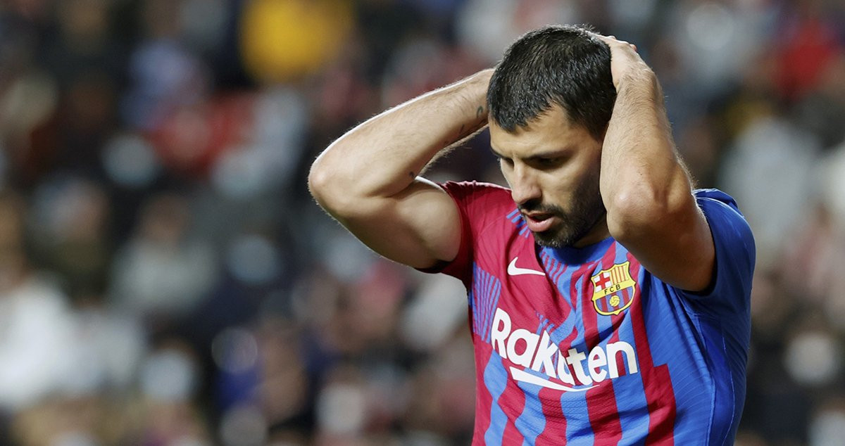 Agüero, lamentándose por las ocasiones falladas en el Rayo-Barça / EFE