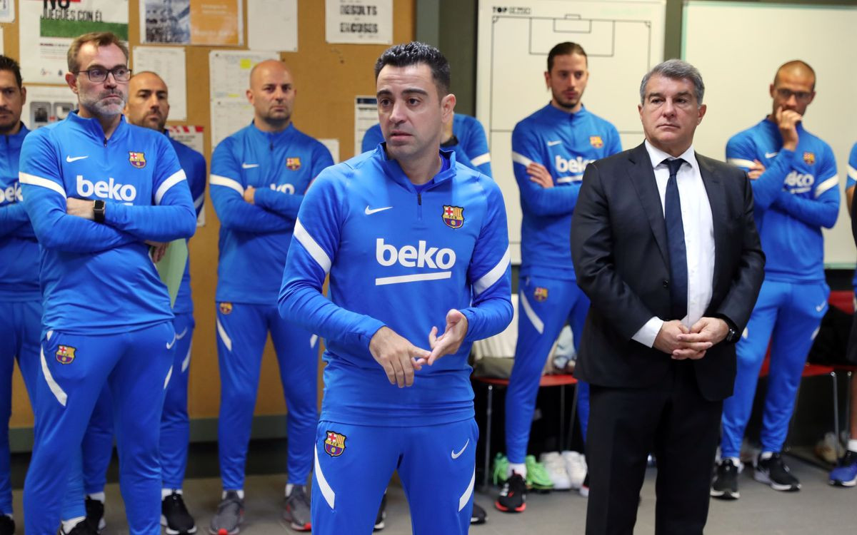 Xavi en su charla inicial en el Barça / FCB