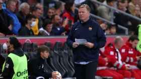 Koeman dirigiendo al equipo desde el banquillo en el Red Bull Arena / FCB