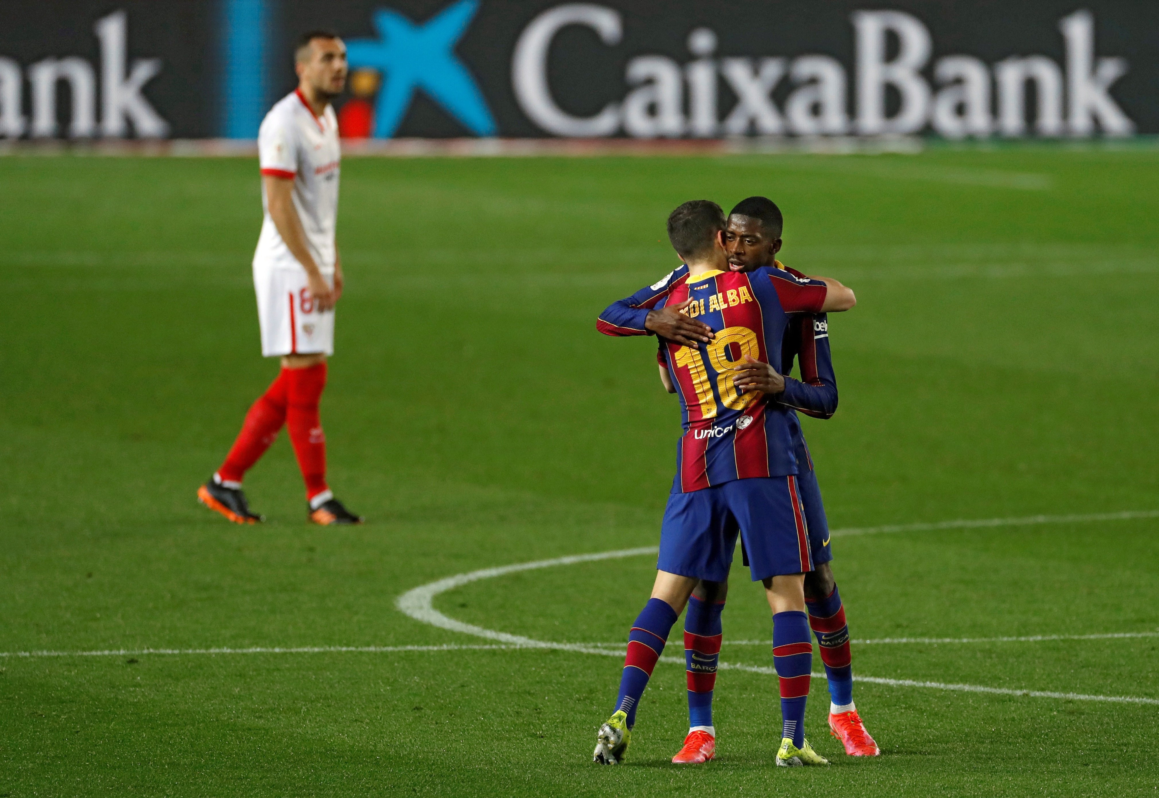 Dembelé celebrando con Jordi Alba su gol al Sevilla en el Camp Nou / EFE