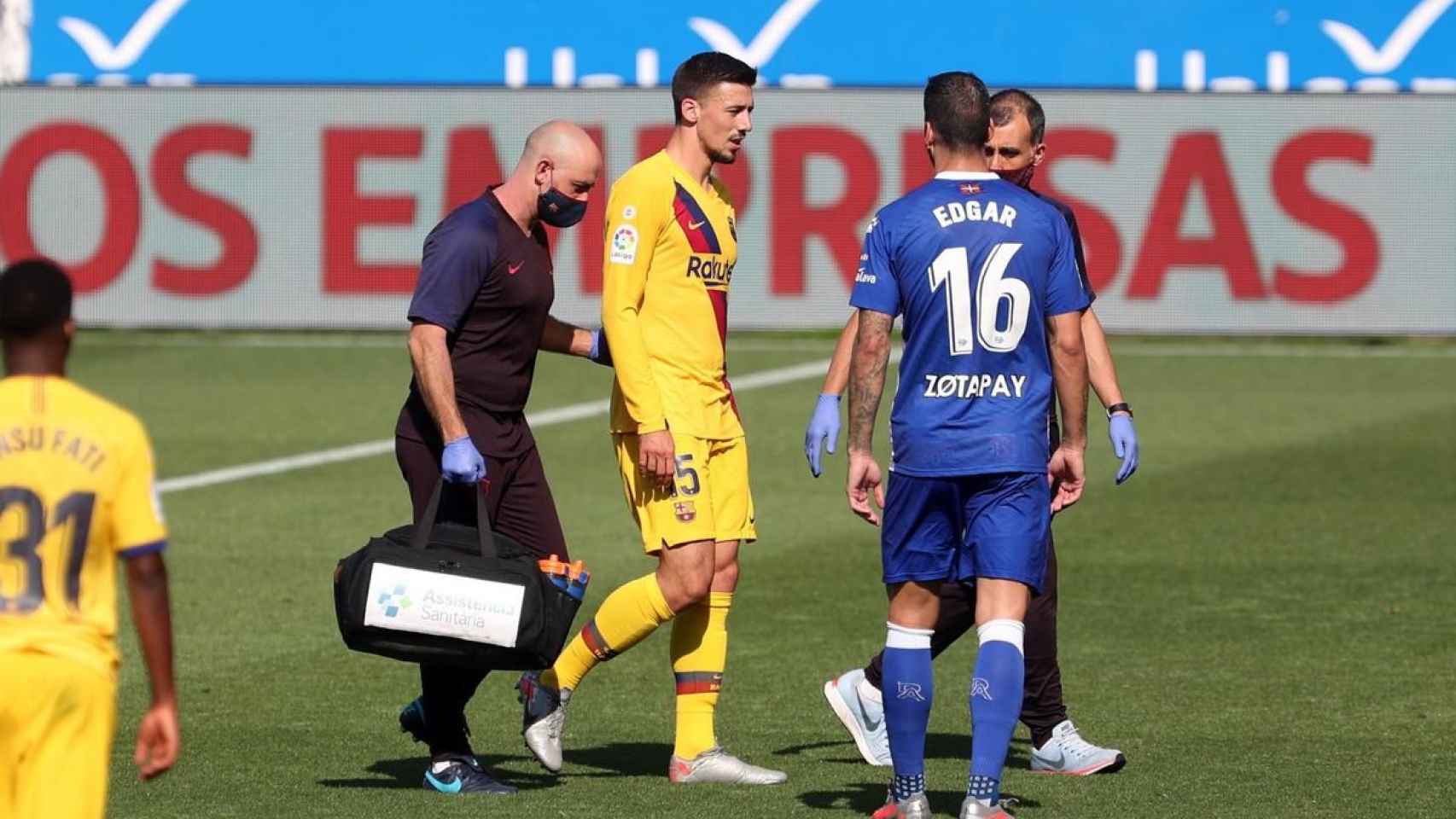 Clement Lenglet retirándose lesionado / FC Barcelona