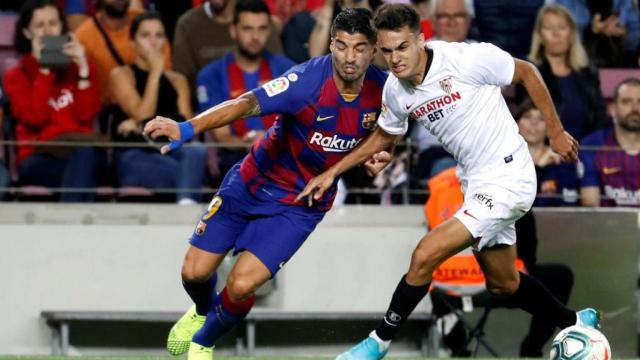Luis Suárez y Reguilón en el partido del Barça contra el Sevilla / EFE