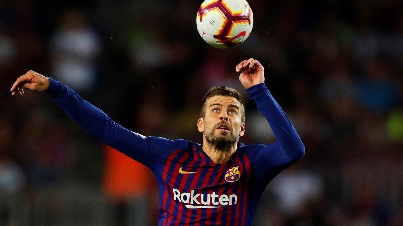 Una foto de Gerard Piqué despejando un balón con la cabeza / TWITTER