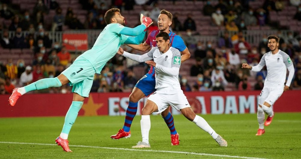 Luís Maximiano, protagonista en el empate del Granada en el Camp Nou / EFE