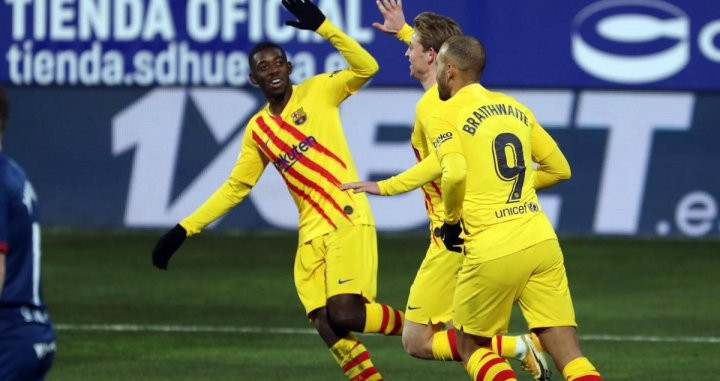 Frenkie De Jong, Dembelé y Braithwaite celebrando el gol ante el Huesca / FC BARCELONA