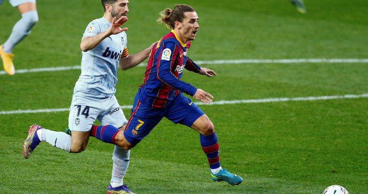 Griezmann, en una acción ante el Valencia | EFE