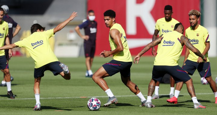 Ronald Araújo entrenando con el primer equipo / FC Barcelona