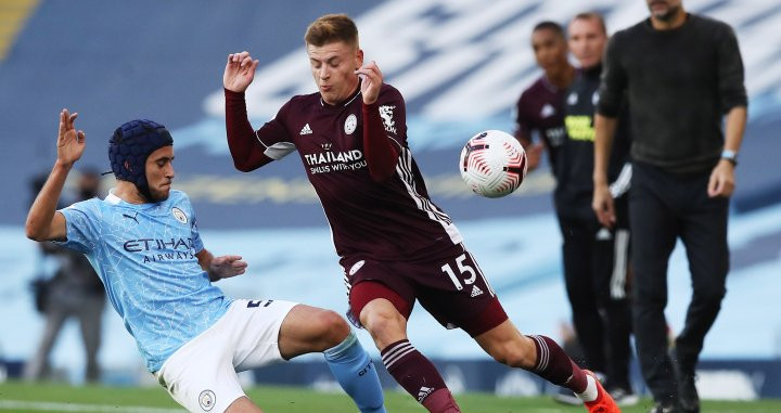 Éric García protagoniza una acción ofensiva ante la atenta mirada de Pep Guardiola / EFE