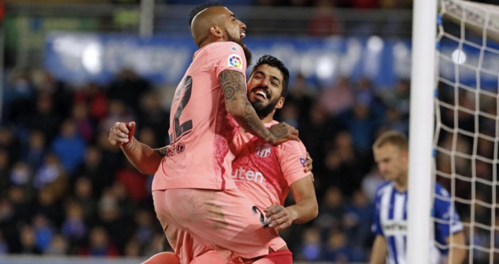 Una foto de Luis Suárez y Arturo Vidal celebrando el tanto del uruguayo ante el Alavés / FCB