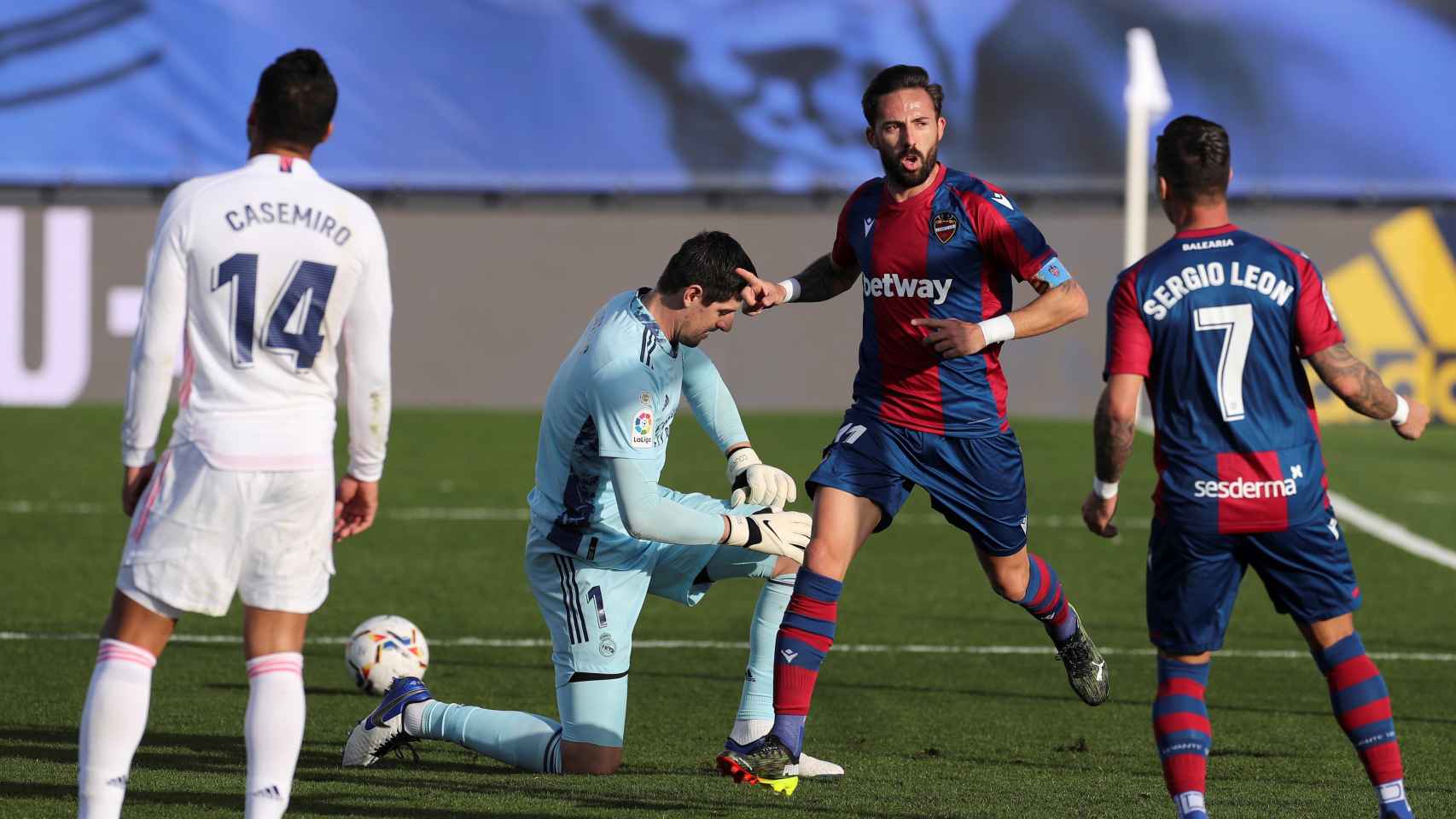 Morales y León celebrando el gol del Levante contra el Real Madrid / EFE