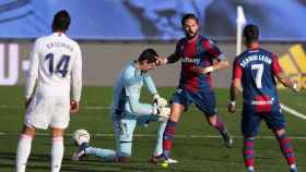 Morales y León celebrando el gol del Levante contra el Real Madrid / EFE