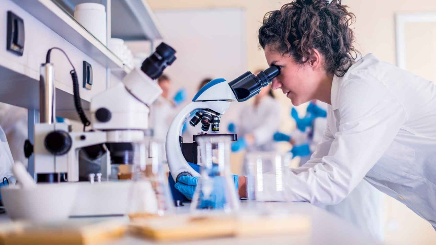 Una investigadora en un laboratorio / EP