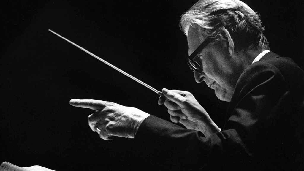 El director y músico Otto Klemperer al frente de una orquesta