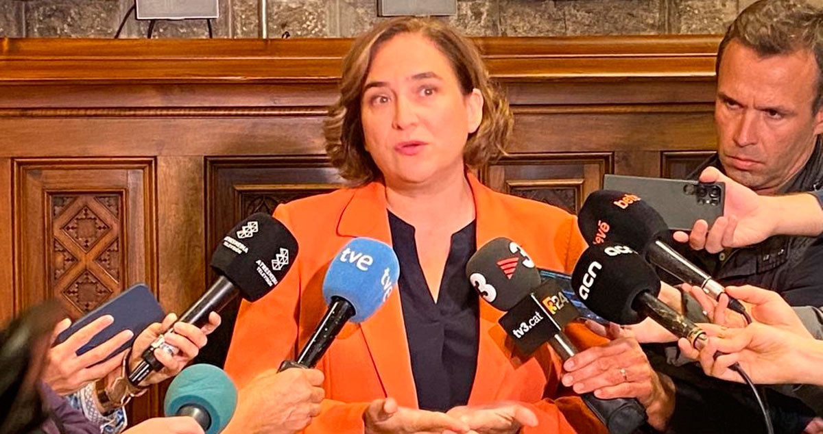 Ada Colau, alcaldesa de Barcelona, en una atención a los medios / EP