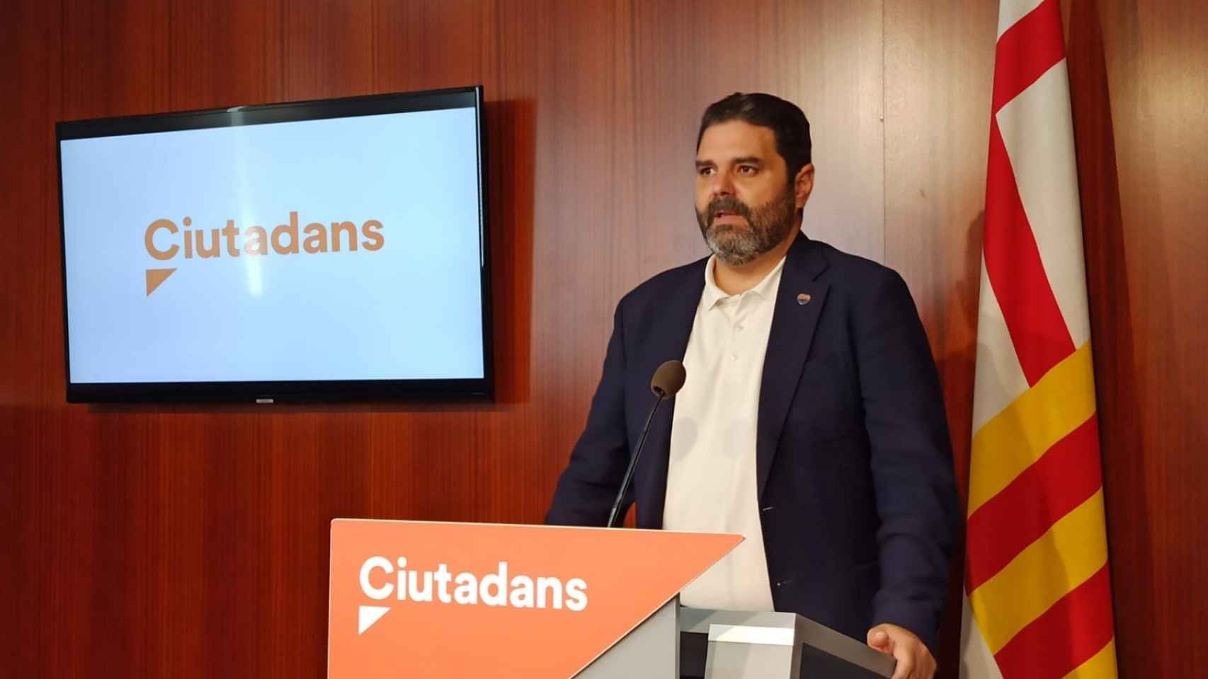 El portavoz de Cs en el Ayuntamiento de Barcelona, Paco Sierra, en una rueda de prensa / CS BARCELONA