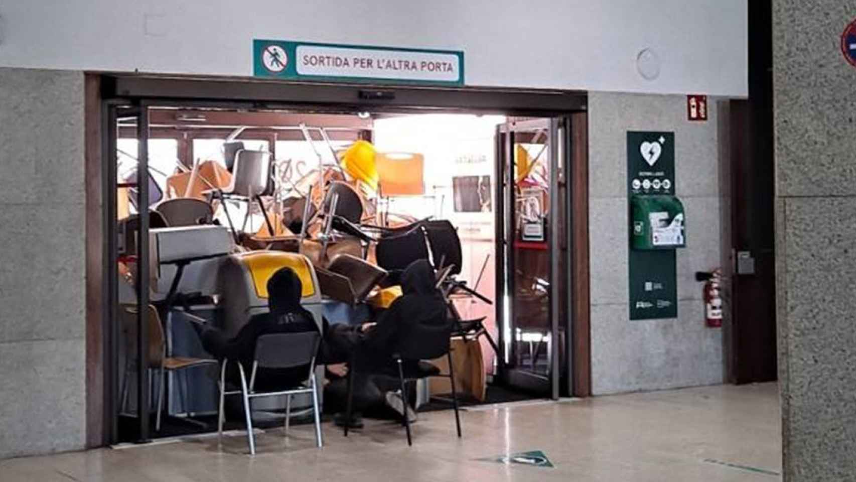 Barricada en la universidad UPF contra la sentencia que obliga a impartir un 25% de castellano / SEPC