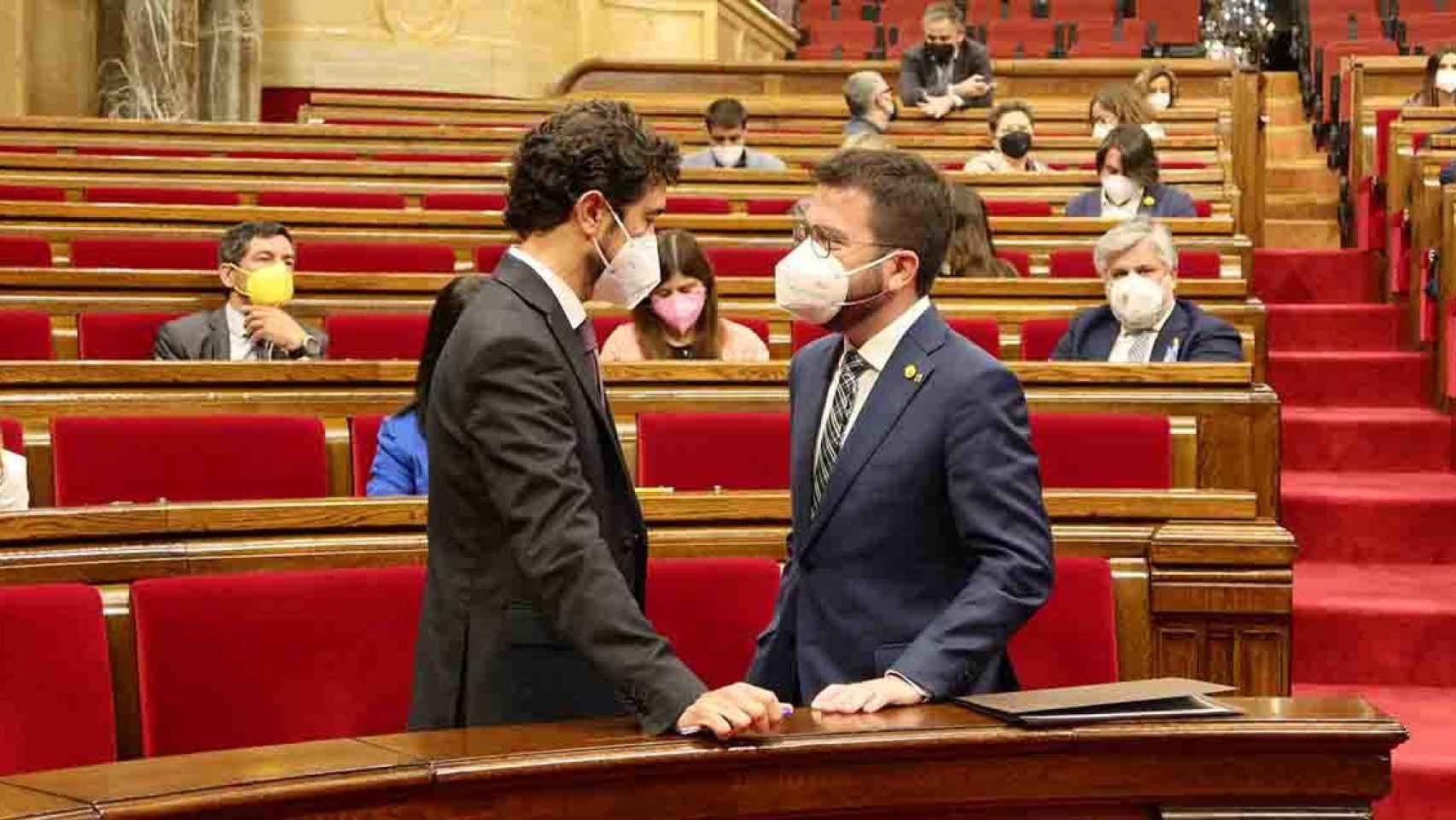 El exconsejero de Territorio, Damià Calvet (i) y Pere Aragonès (d), en el Parlament / PARLAMENT