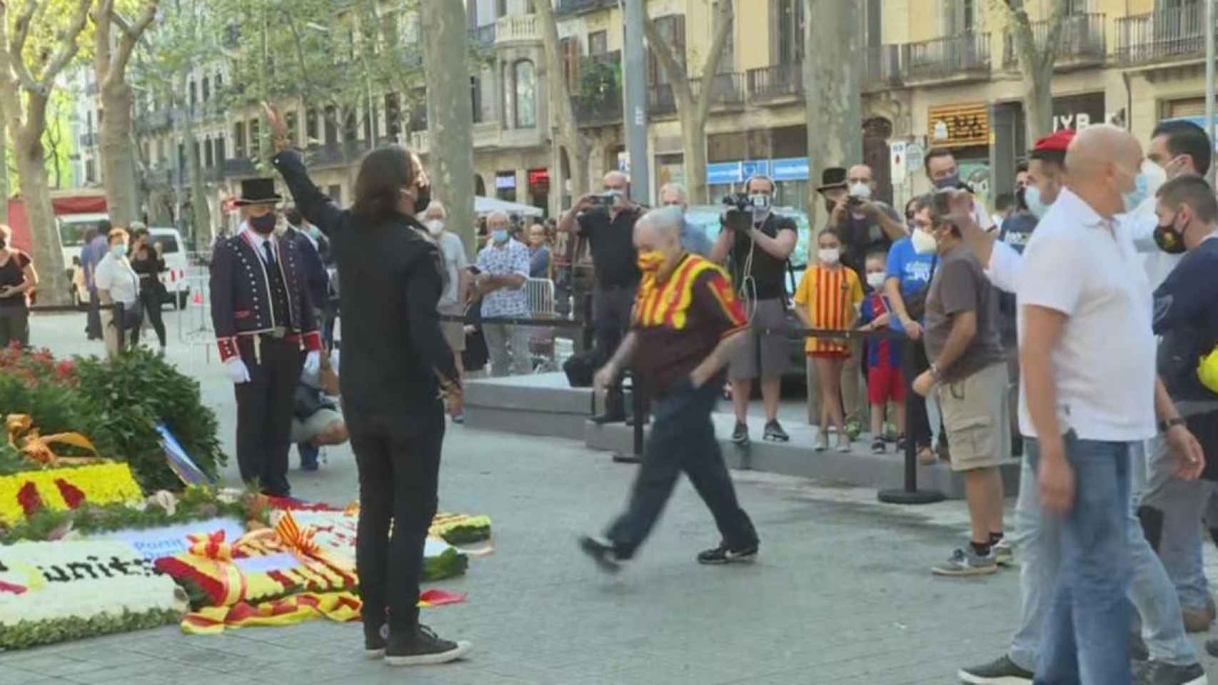 El periodista Cake Minuesa haciendo de las suyas en la ofrenda en el monumento a Rafael Casanova en la Diada