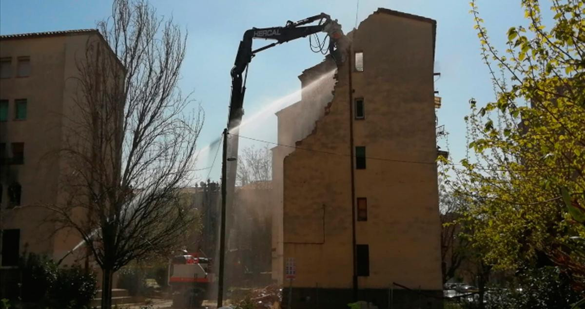 Una máquina de demolición inicia las obras de derribo de un bloque de pisos en Sabadell