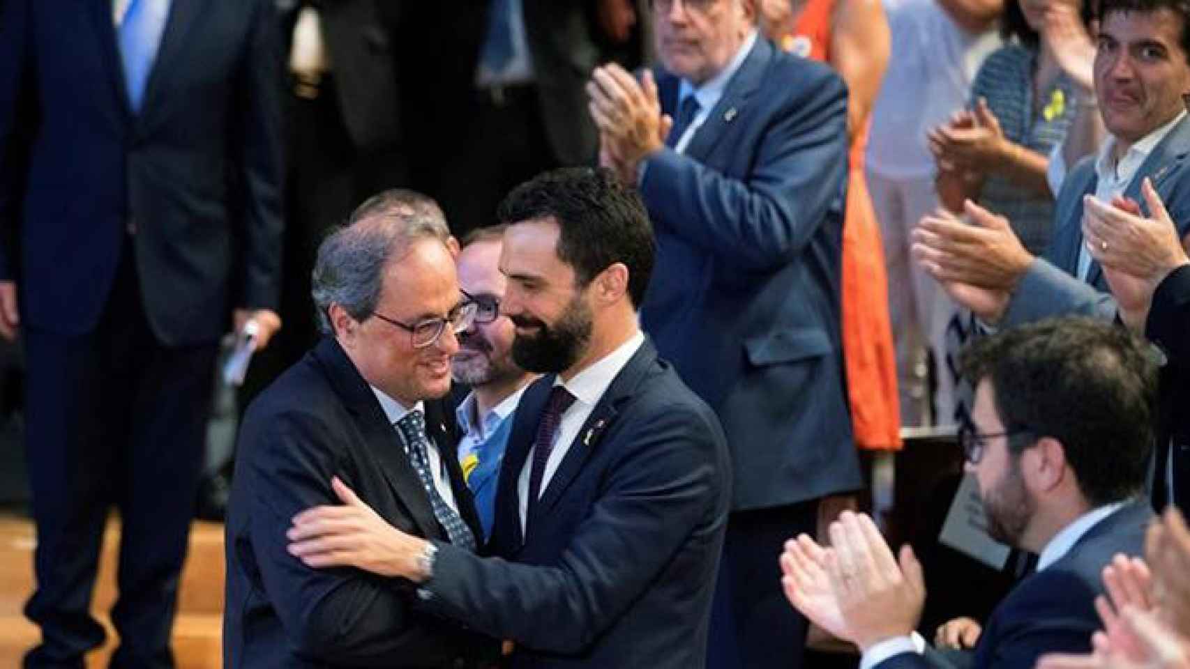 Quim Torra recibe el saludo del presidente del Parlament, Roger Torrent (ERC), en presencia de los republicanos Pere Aragonés y Sergi Sabrià / EFE