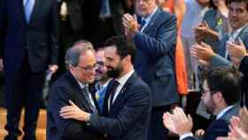 Quim Torra recibe el saludo del presidente del Parlament, Roger Torrent (ERC), en presencia de los republicanos Pere Aragonés y Sergi Sabrià / EFE