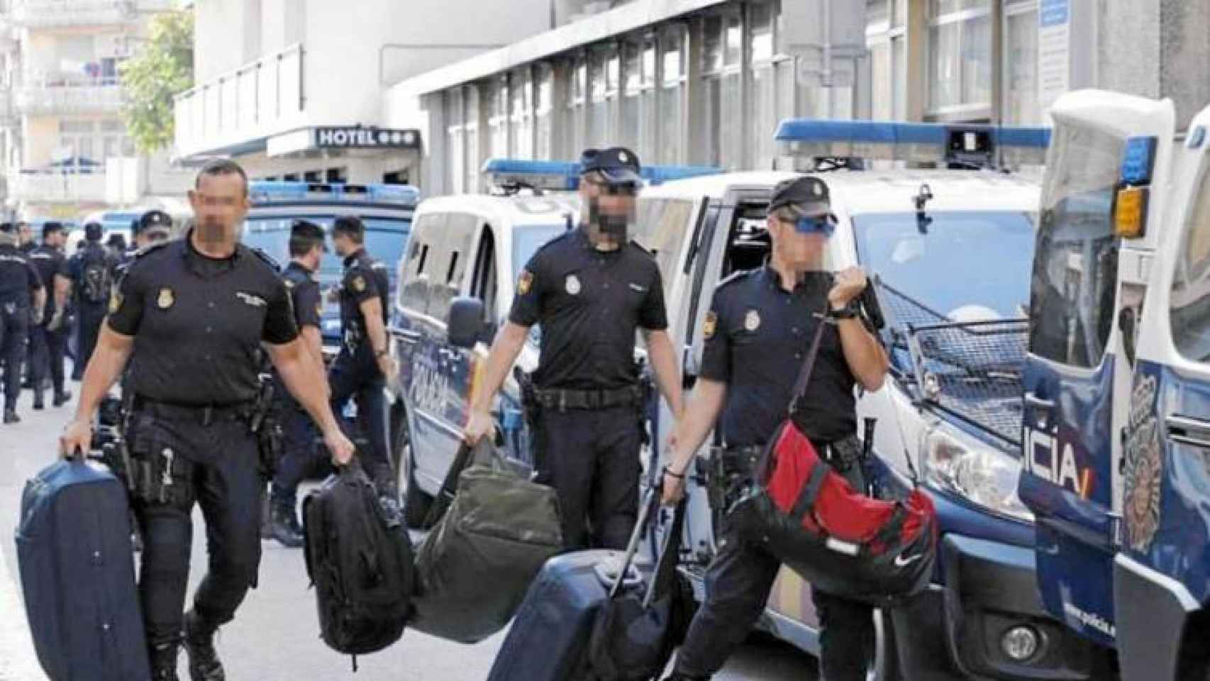 Policias Nacionales abandonan el hotel Checkin de Pineda de Mar tras participar en el 1-O