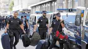 Policias Nacionales abandonan el hotel Checkin de Pineda de Mar tras participar en el 1-O