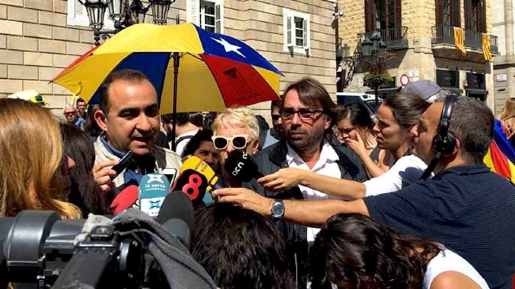 Los secretarios generales de CCOO de Cataluña, Javier Pacheco (i), y UGT, Camil Ros (d), en una imagen de archivo posterior a una reunión con Carles Puigdemont y Oriol Junqueras en el Palau de la Generalitat / EP