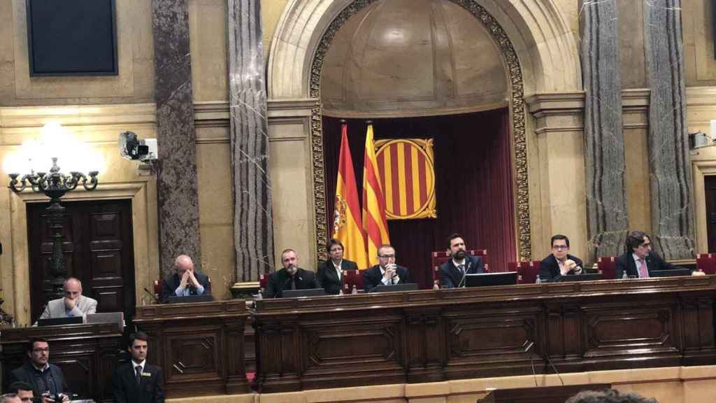 Los integrantes de la Mesa del Parlament este jueves, todos hombres / @CarlesTgna