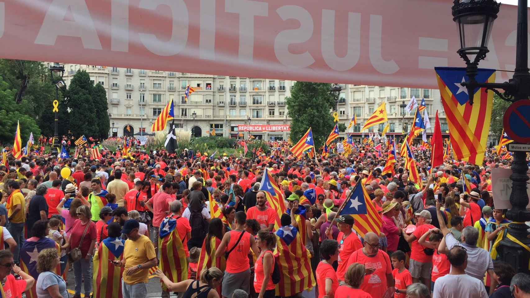 Manifestación de la Diada a la altura de la plaza Francesc Macià /CG