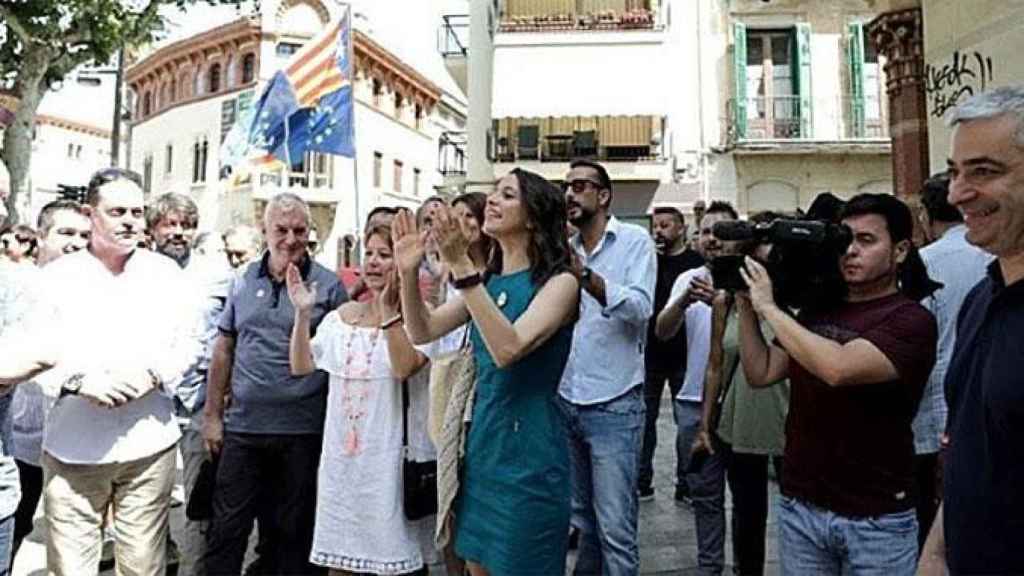 Inés Arrimadas y un grupo de dirigentes y simpatizantes de Cs, durante el acoso independentista sufrido en Canet / EUROPA PRESS