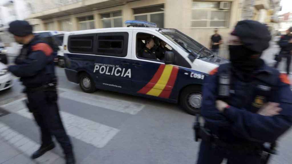 Una furgoneta de la Policía Nacional sale de un hotel de Pineda de Mar donde se alojaban agentes del cuerpo desplazados a Cataluña por el 1-O / EFE