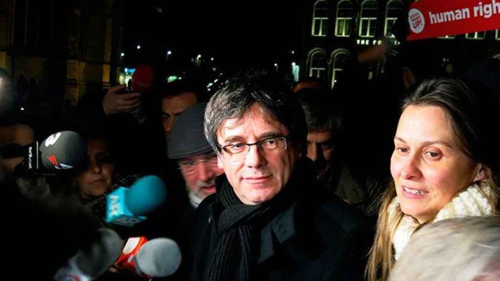 Carles Puigdemont, expresidente de la Generalitat, y Meritxell Serret, exconsejera de Agricultura, en Bruselas / EFE