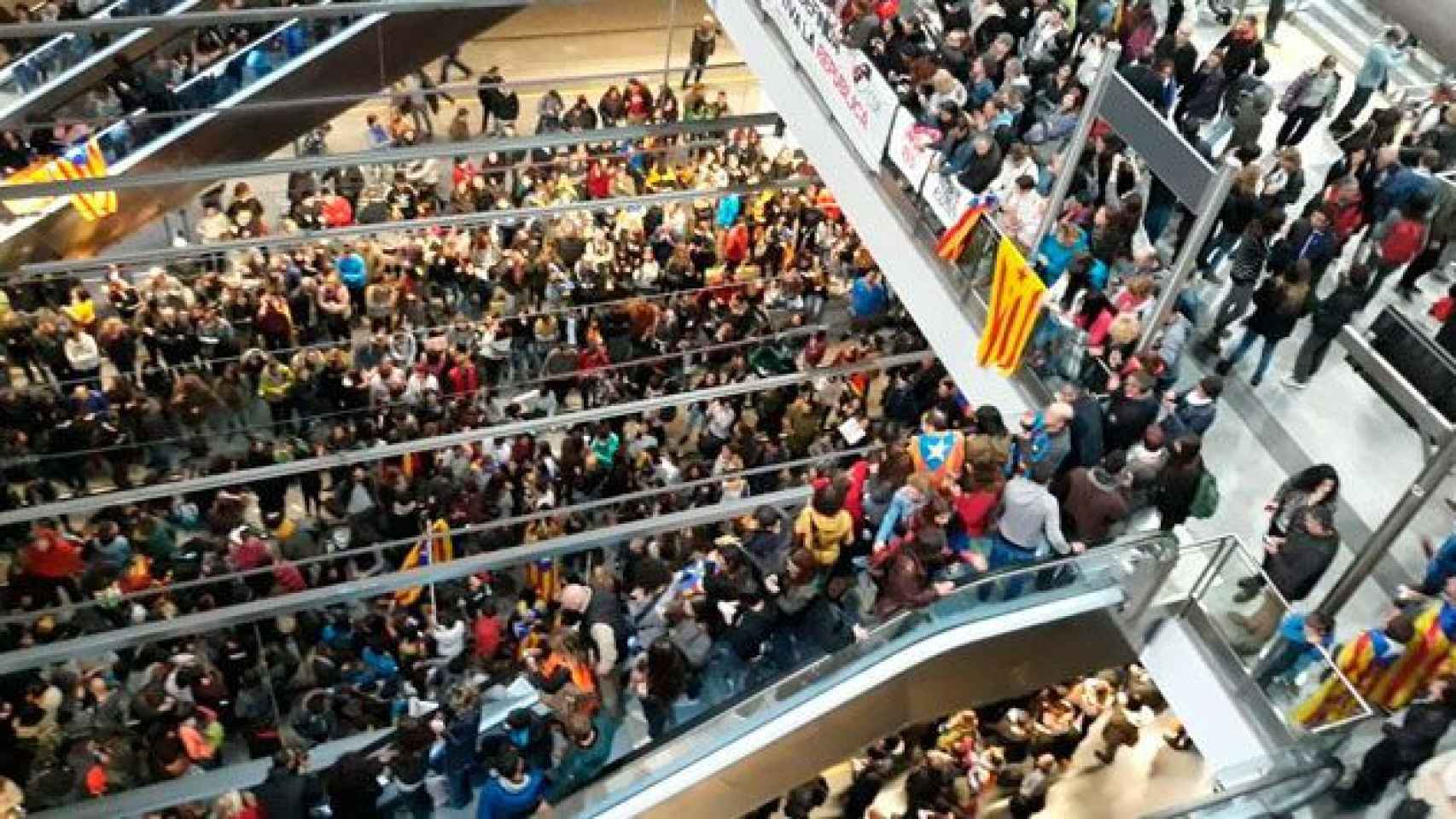 Unas mil personas han invadido la estación del AVE en Girona, una acción de 'kale borroka' / TWITTER