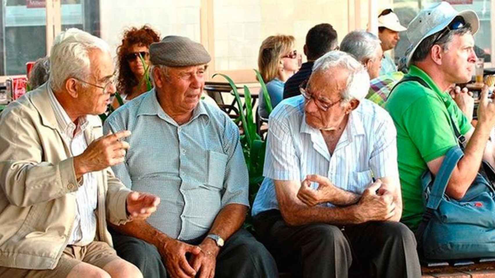 Hombres meyores sentados en un banco hablando / EFE