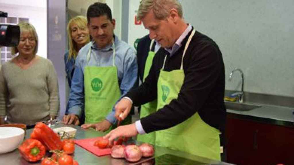 El alcaldable del PP por Barcelona, Alberto Fernández Díaz, en su visita al mercado de Vall d'Hebron