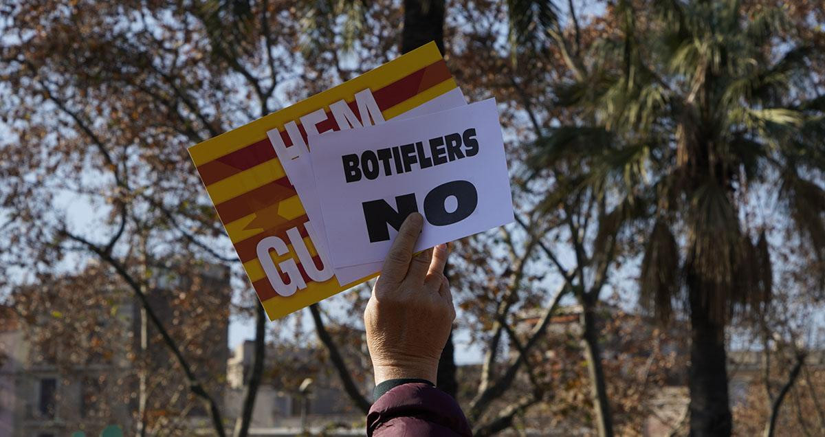 Pancartas en las que se acusa de 'botiflers' a un sector del independentismo en la manifestación de Som Escola / LUIS MIGUEL AÑÓN