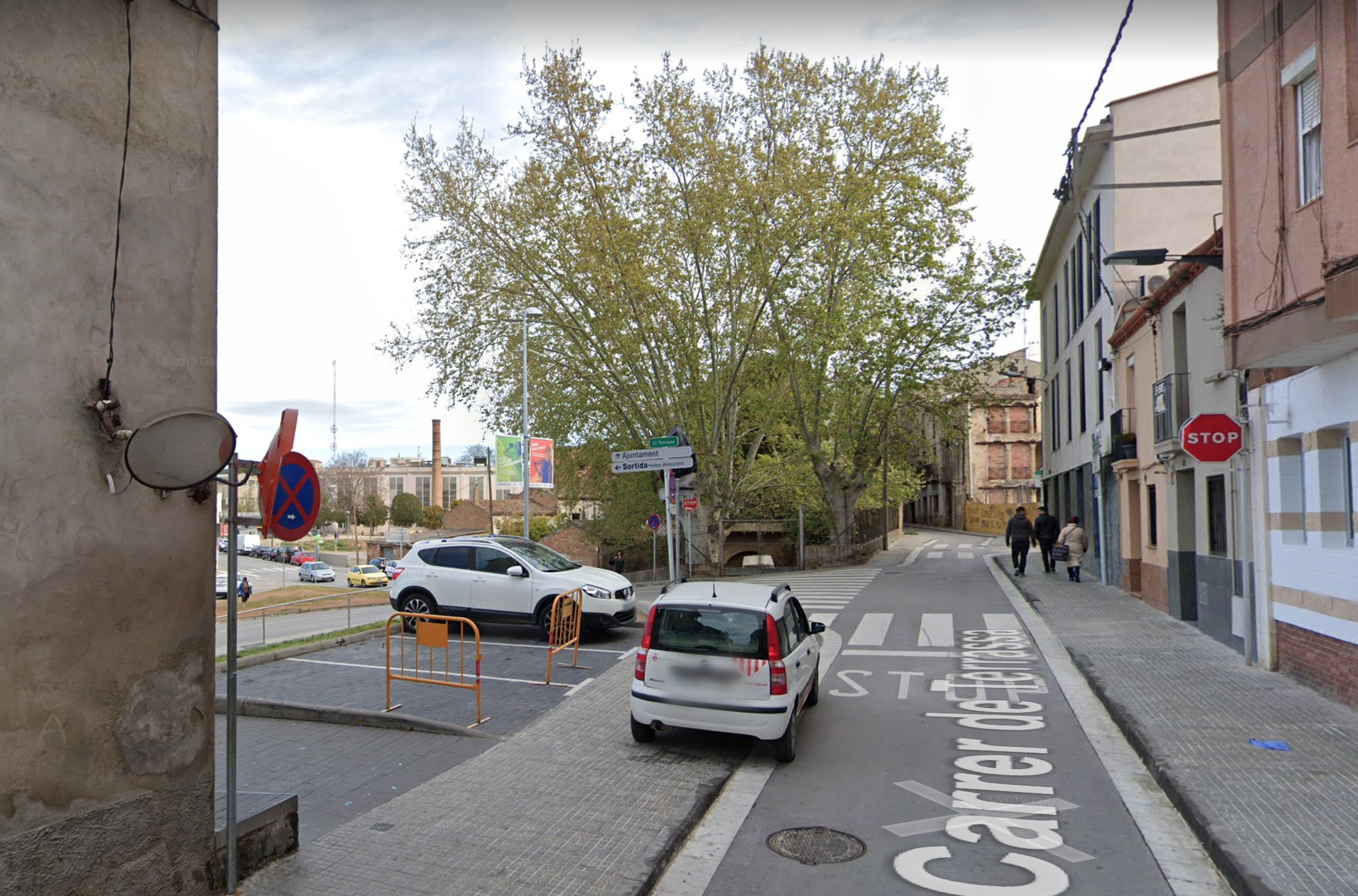 Estacionamientos reservados para la Policía Nacional en la calle Terrassa número 6 de Rubí, donde denunciaron el vehículo de la concejal del PSC / GOOGLE STREET VIEW