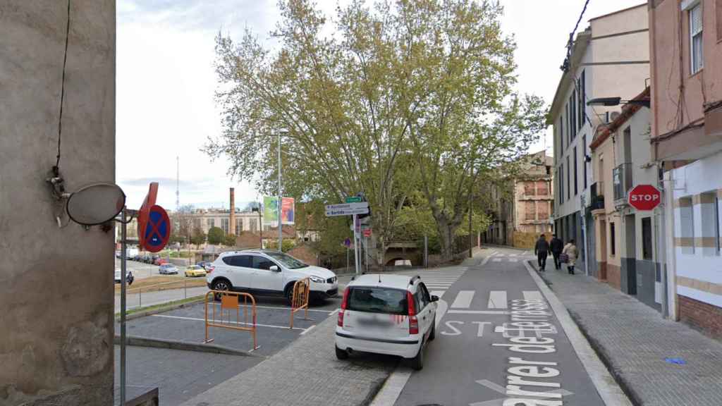 Estacionamientos reservados para la Policía Nacional en la calle Terrassa número 6 de Rubí, donde denunciaron el vehículo de la concejal del PSC / GOOGLE STREET VIEW