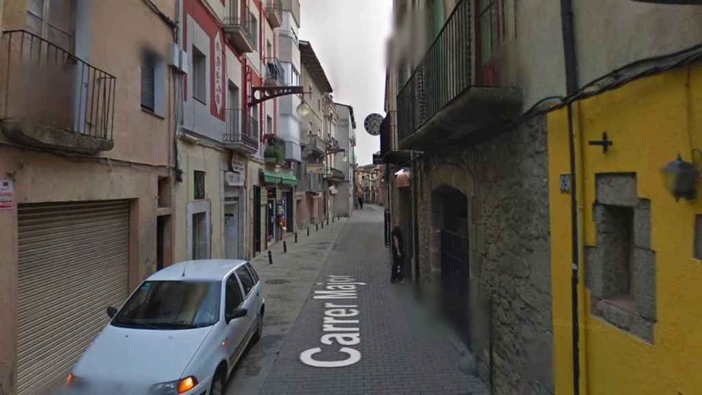 Carrer Major de La Jonquera, zona en la que se encuentra el bar que presuntamente servía como punto de venta de drogas / GOOGLE STREET VIEW