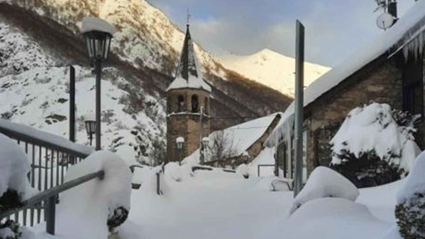 Fotografía de archivo de un pueblo nevado